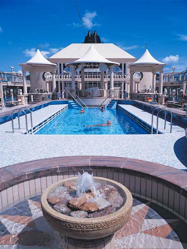 Piscina Central TIVOLI del Norwegian Spirit CRUCEROS NCL NORWEGIAN SPIRIT OFERTAS CRUCEROS MEDITERRANEOS CRUCEROS LARGOS CRUCEROS DE MAS DE 10 DIAS 12 DIAS DE CRUCERO CRUCEROS FAMILIARES